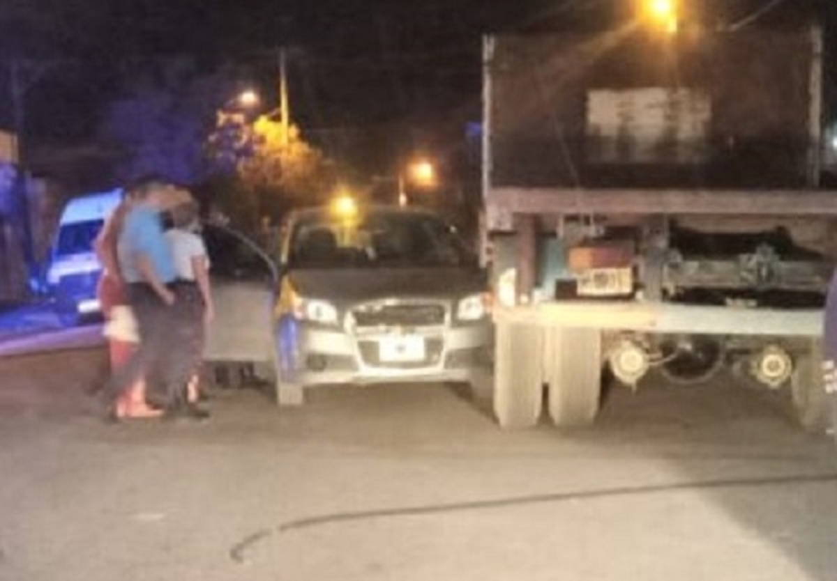 Un conductor alcoholizado manejó en contramano y chocó contra un camión estacionado. Foto: Centenario Digital.