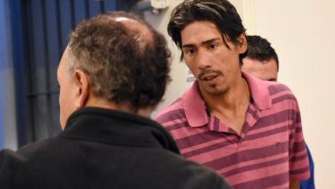 El imputado junto al defensor oficial Raúl Caferra. Foto Matías Subat.