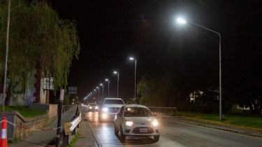 El intendente prometió que en seis meses Neuquén contará completamente con iluminación LED. Foto: Gentileza. 