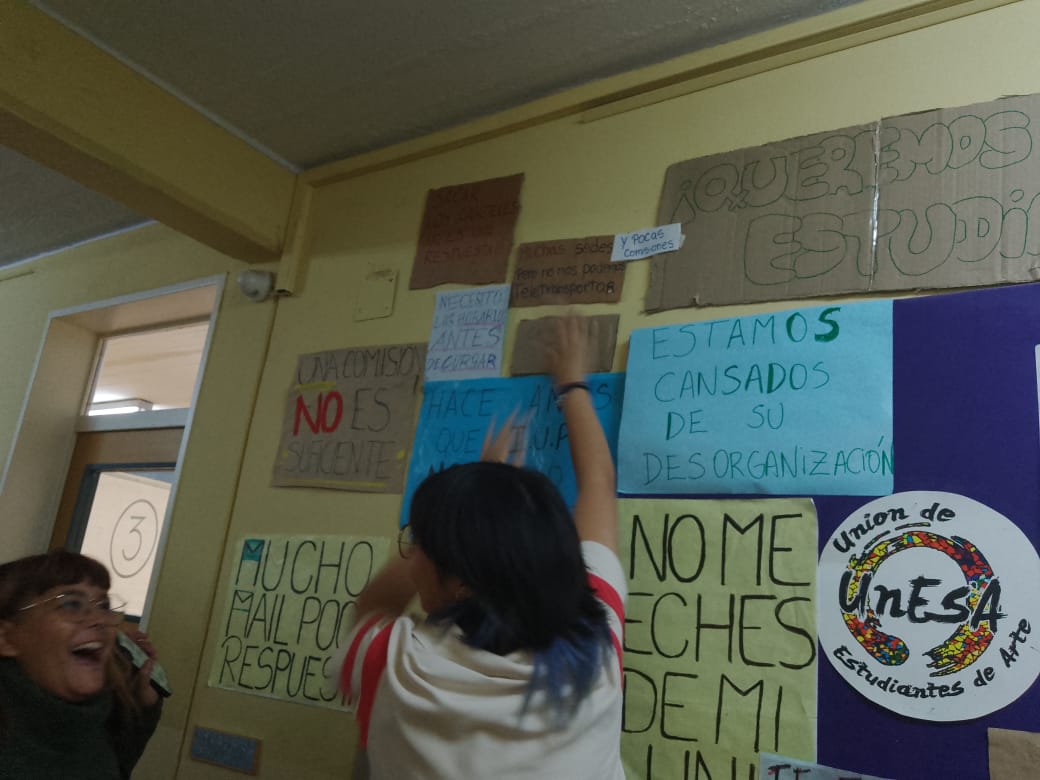 Los reclamos estudiantiles plasmados en las paredes del IUPA. Foto: gentileza