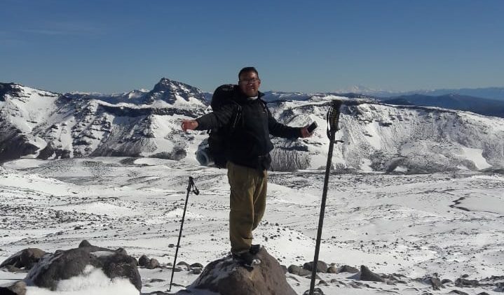 Gustavo es feliz conquistando cada cumbre y corriendo a cada emergencia médica. Foto gentileza