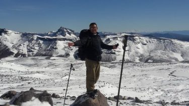Gustavo es feliz conquistando cada cumbre y corriendo a cada emergencia médica. Foto gentileza