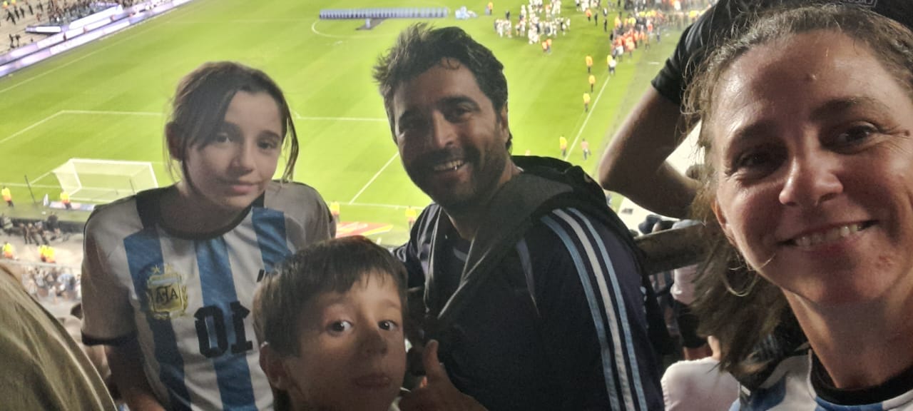 A Sebastián y su familia les vendieron entradas falsas, pero pudieron entrar al estadio. Foto: gentileza