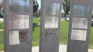 Destruyeron placas donde están los nombres de los héroes de Río Negro. Foto gentileza