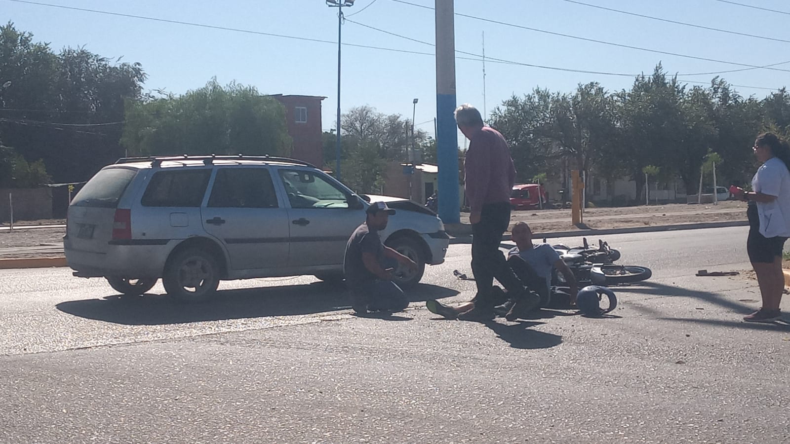 Un motociclista fue hospitalizado tras un choque con un auto en Roca ...