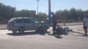 Un motociclista fue hospitalizado tras un choque con un auto en Roca