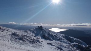 La nieve llegó hoy al cerro Catedral y las montañas que rodean a Bariloche