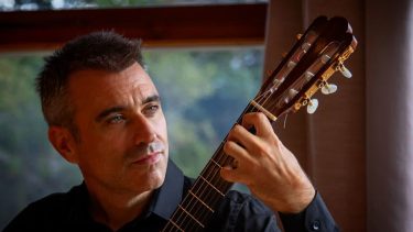 En «Seis Cuerdas al Sur», Juan Fulgueiras propone un modo patagónico de tocar clásicos del tango