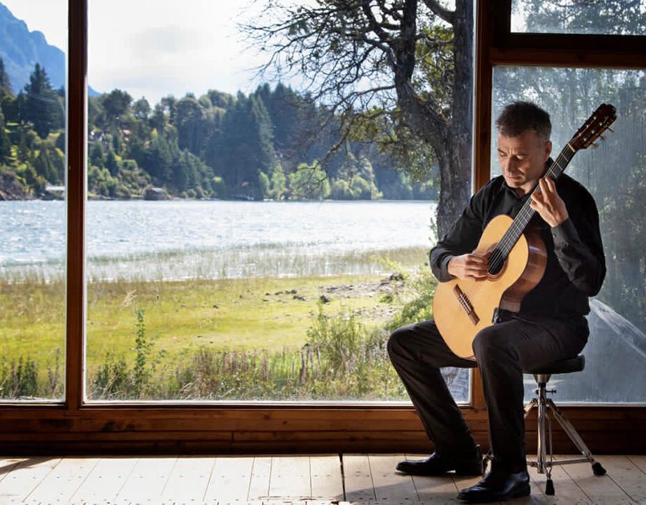 Juan Fulgueiras se propone buscar una identidad patagónica de la guitarra argentina. 