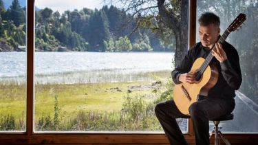 Juan Fulgueiras se propone buscar una identidad patagónica de la guitarra argentina. 