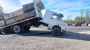 Se partió un camión con fruta en la Ruta 22, en Guerrico