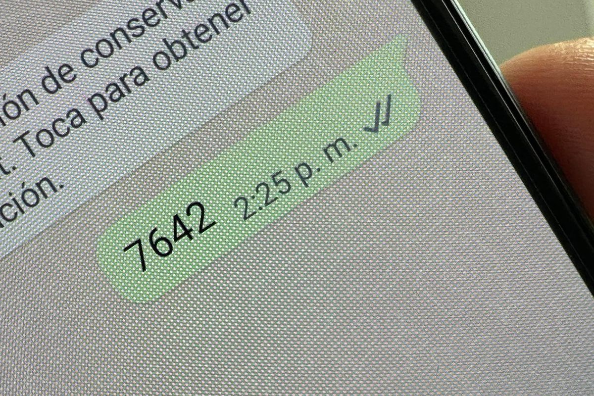 Los jóvenes suelen enviarse mensajes con números por WhatsApp.