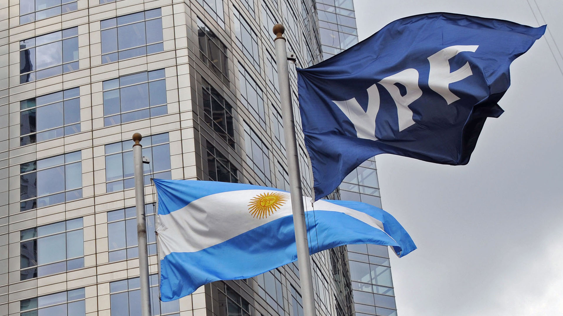 La jueza falló a favor de los fondos de inversión Burford Capital y Eton Park, y en contra de la Argentina, en una demanda por la expropiación de la petrolera YPF.