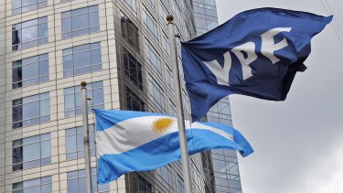 Estatización de YPF: jueza norteamericana falló a favor de fondos buitre contra Argentina