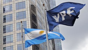 YPF compra acciones en Dock Sud de Enel, la empresa de El Chocón y Edesur