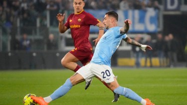 Zaccagni, que después metió el único gol del partido, lleva la pelota con la marca de Dybala. Foto: AP