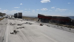 Espectacular accidente entre tres camiones cerca de Caleta Olivia