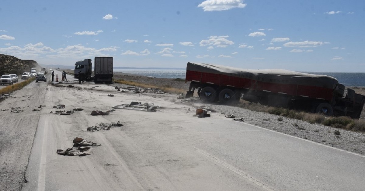 Espectacular accidente entre tres camiones cerca de Caleta Olivia thumbnail