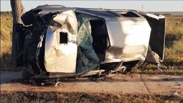 La camioneta chocó contra tres columnas y volcó. (Foto Catriel 25).-