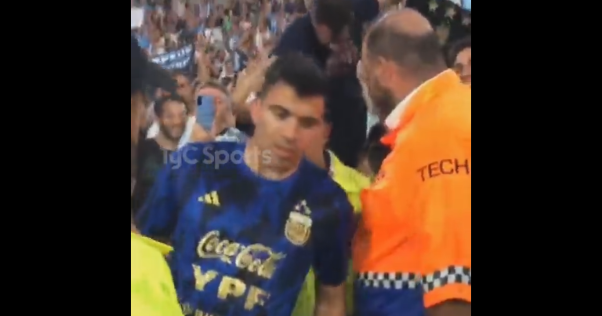El gesto de Acuña con los hinchas en la tribuna del partido de la Selección Argentina thumbnail