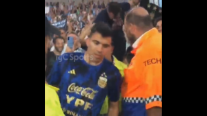 El gesto de Acuña con los hinchas en la tribuna del partido de la Selección Argentina