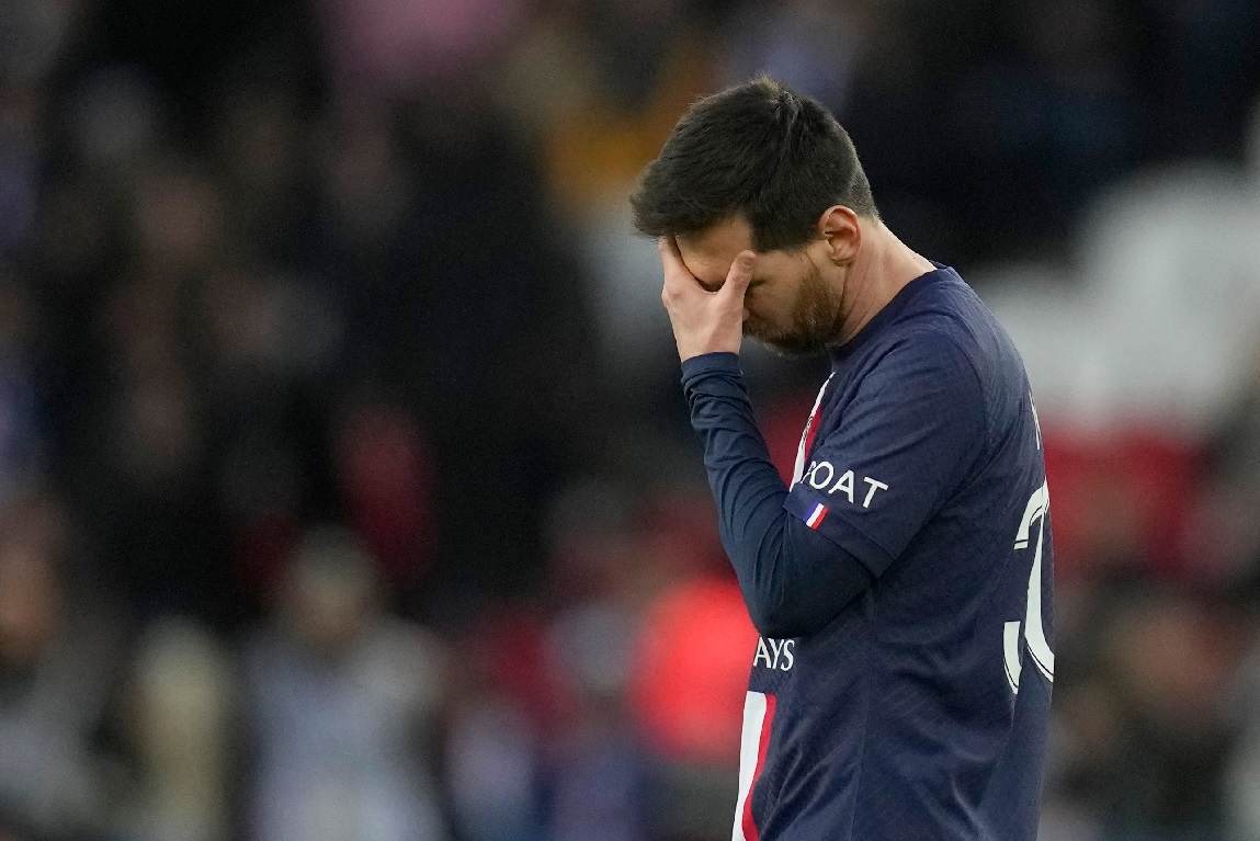 Lionel Messi se agarra la cabeza tras el pitazo final en la derrota 0-2 de PSG ante Rennes. Foto: AP 