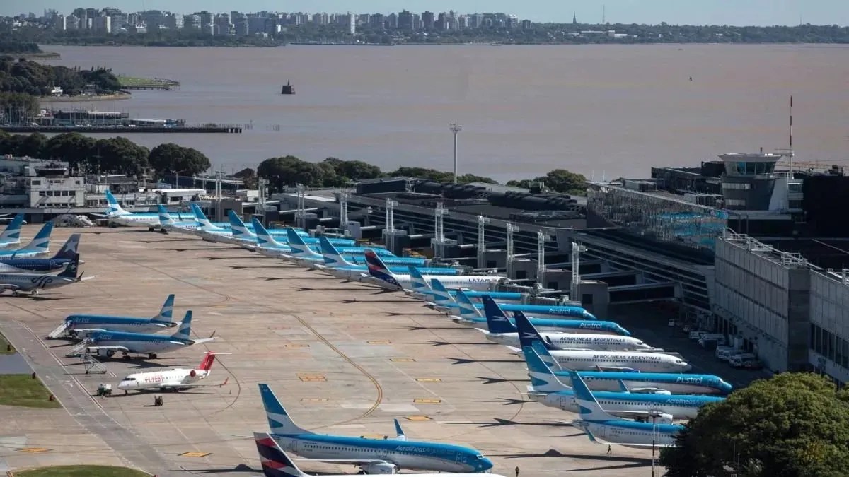 Solo Flybondi operará en Ezeiza, mientras que Aerolíneas Argentinas y JetSmart suspendieron sus vuelos.