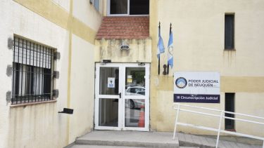 A diferencia del norte, que cuenta con una ciudad judicial en Chos Malal, Zapala carece de edificio propio. Foto Florencia Salto.