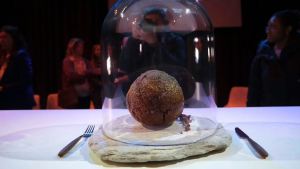 Presentaron una albóndiga de carne de mamut cultivada en un laboratorio de Países Bajos