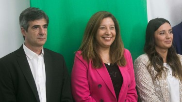 El viernes, la gobernadora Carreras, con dos nuevos miembros del Gabinete, Pablo Zúccaro (Jefatura) y Luciana De la Fuente (Desarrollo Humano). Se incorporó, además, Mariano Ferrari (Secretaría General). Foto: Pablo Leguizamon,