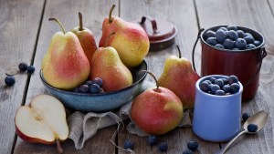 ¡Sin batidora! Animate a esta torta integral de pera, arándanos y pistachos