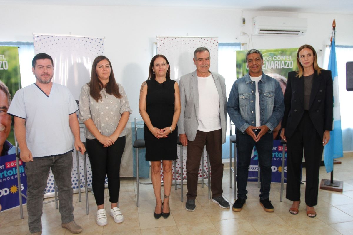 Libres del Sur y Javier Bertoldi, juntos en Centenario.  Foto: Gentileza