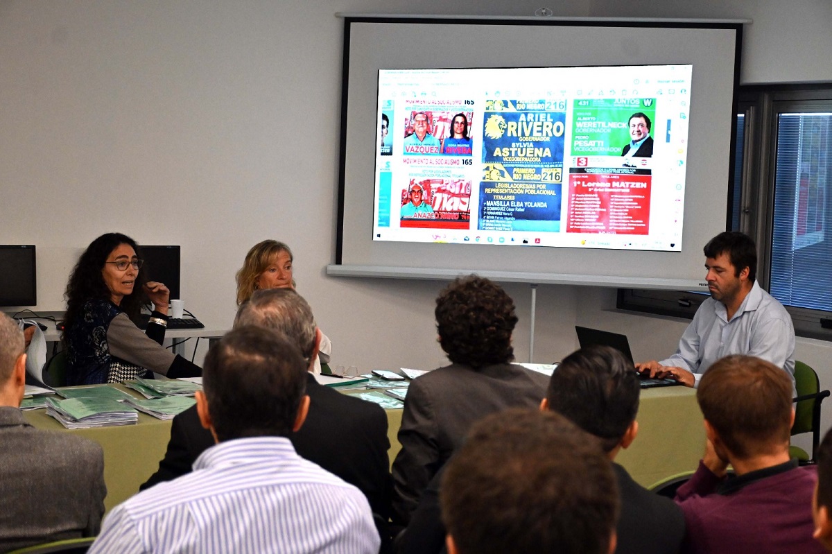 La reunión sirvió para la presentación de los modelos de boletas. Foto: Marcelo Ochoa.