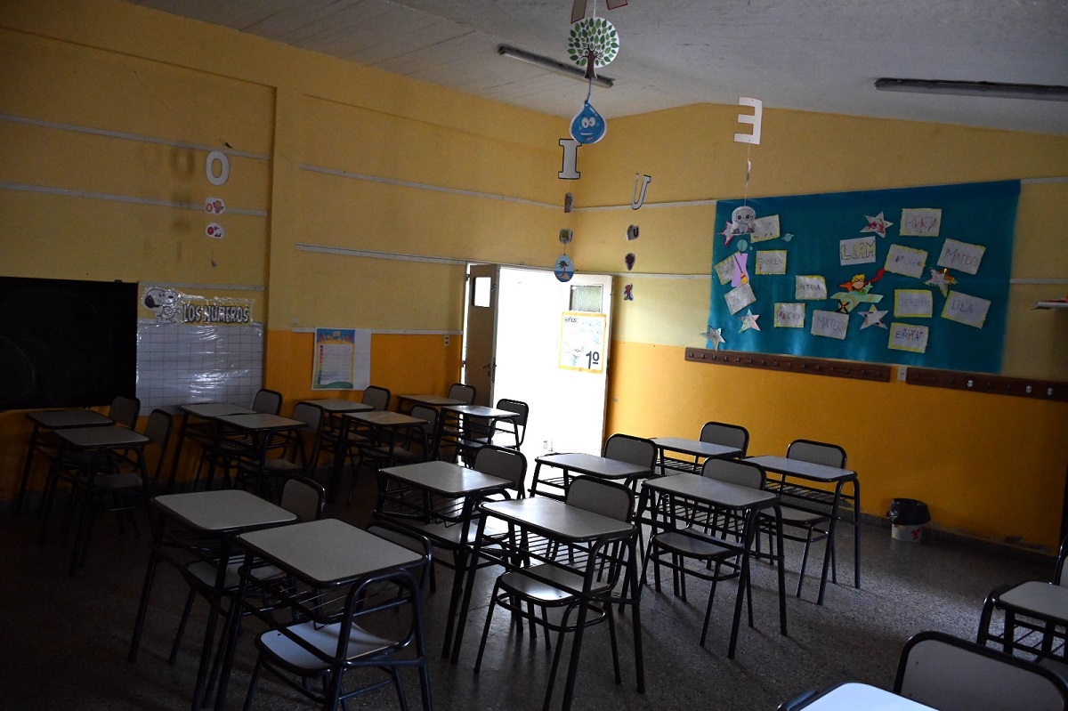 En medio del conflicto la mayoría de las aulas están vacías en las escuelas de Viedma. Foto: Marcelo Ochoa.