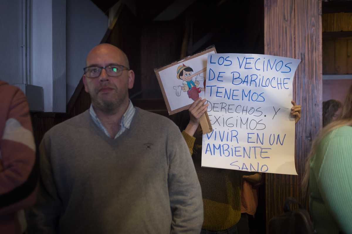 En la apertura de sesiones hubo protestas por el drama del basural de Bariloche. Foto: Marcelo Martinez