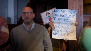 En la apertura de sesiones hubo protestas por el drama del basural de Bariloche. Foto: Marcelo Martinez