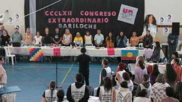 Cientos de docentes participan del Congreso Extraordinario convocado por la Unter este miércoles en Bariloche. (foto Alfredo Leiva)