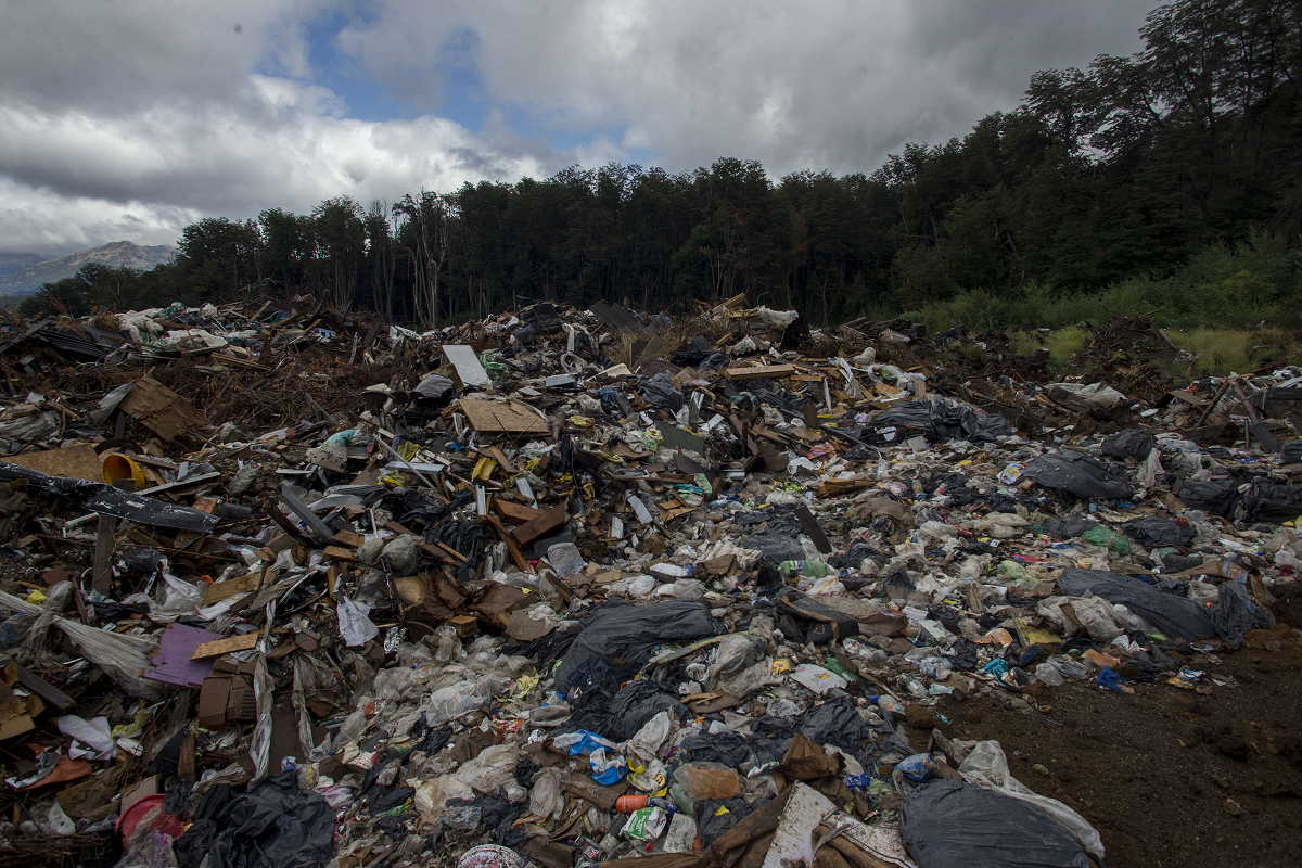 El centro ambiental, donde funciona la planta de tratamiento de residuos domiciliarios de Villa La Angostura, fue proyectado como un espacio modelo. (foto Marcelo Martínez)
