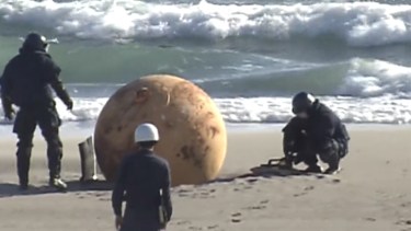 La esfera gigante fue descubierta y tratada con mucho cuidado.
