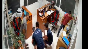 Bomberos voluntarios de Centenario asistieron a un menor que se había atragantado. Foto: captura video. Centenario digital