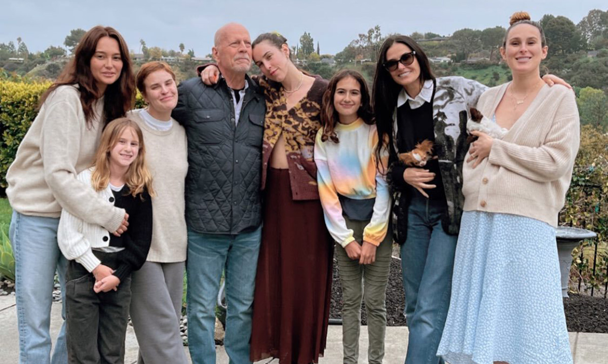 La exesposa de la estrella de cine subió a su cuenta de Instagram las imágenes en las que se ve al actor junto a su familia festejado su cumpleaños. Foto Instagram Demi Moore .
