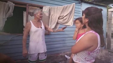 Burlando se mostró con un look informal en su nuevo spot político.