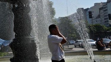 Cualquier método fue válido para paliar las temperaturas extremas en la ciudad de Buenos Aires. 