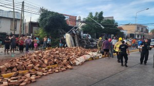 El video de cómo los vecinos rescataron a los atrapados en el camión ladrillero tras el choque