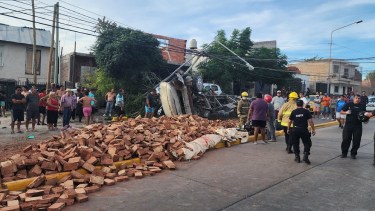 Los vecinos asistieron a los heridos tras el choque del camión. Foto: @MovilRigo