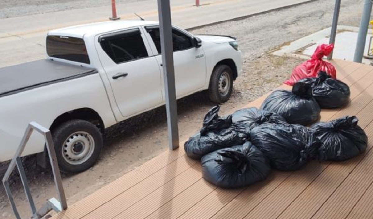 La camioneta trasladaba 250 kilos de carne sin las medidas de higiene correspondientes. Foto: Gentileza Policía de Río Negro.