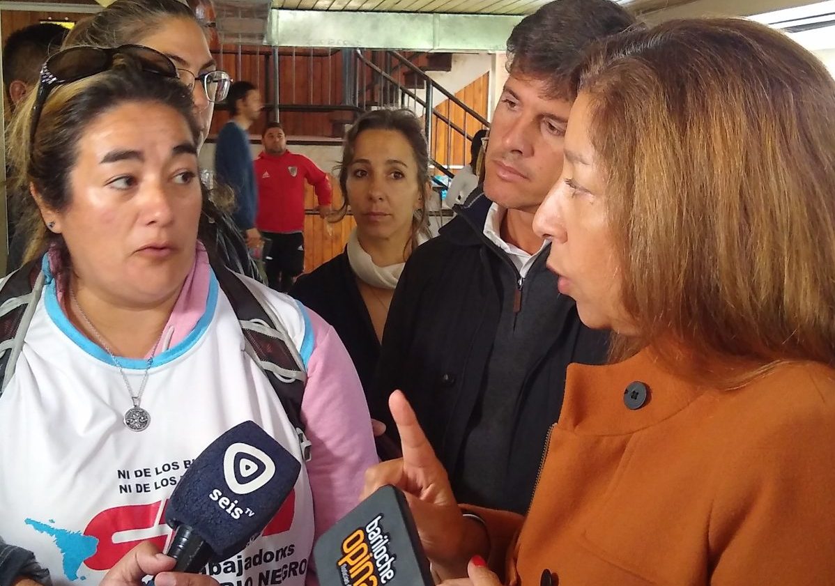 Dirigentes de la CTA le pidieron a la gobernadora por los salarios y el estado de las escuelas en un acto en Bariloche.