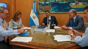 Río Negro firmó convenios con Nación para la producción de alimentos y mejorar a lucha contra incendios de campos