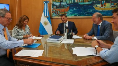 Carreras y Massa firmaron los convenios en Buenos Aires. Foto: gentileza.