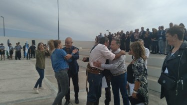 La familia de Cara Villarino recibió el reconocimiento de los concejales maragatos.